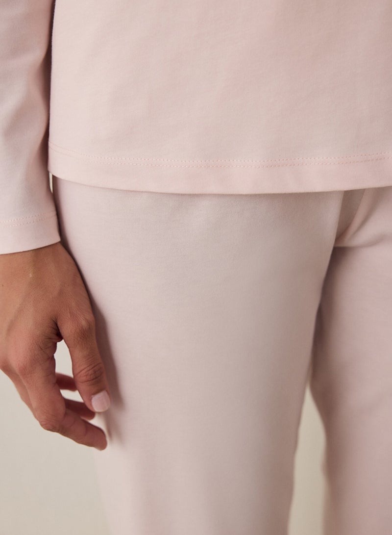 بنتي طقم بيجامة بأكمام طويلة وياقة دائرية مطبوع عليه شعار بطانية - Image 5